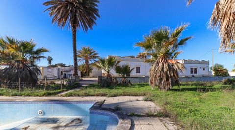 Farmhouse for renovation and development, located at 5 minutes from Amendoeira Golf Resort and 15 minutes from the historic city of Silves. The original building, composed of 4 bedrooms (with en-suite bathrooms), living/dining room, kitchen and swimm...