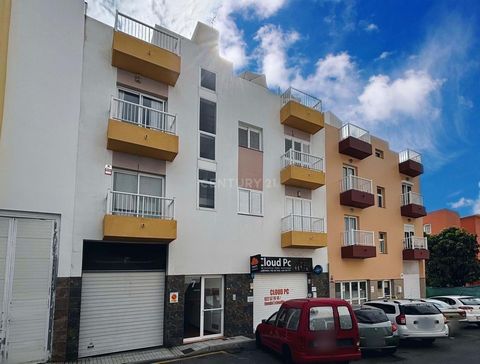 Este atractivo ático en el mismo centro de Güímar ofrece un espacio acogedor, ideal para disfrutar del día a día con comodidad. Consta de dos amplias habitaciones, una de ellas con baño en suite y bonitas vistas al mar. La cocina americana, luminosa ...