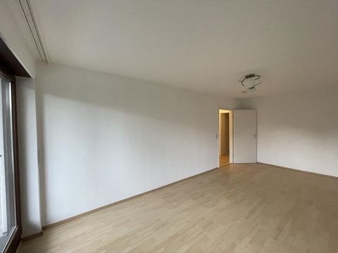 Aqui é oferecido um apartamento de 2 quartos bem conservado com 69 m². O apartamento está localizado no 1º andar de um belo complexo residencial em Weilimdorf. É uma zona puramente residencial com bonitas zonas verdes entre as casas, aqui pode fazer ...