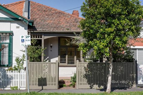 Mit seinem historischen Charme und seiner unvergleichlichen Lage bietet dieses geschmackvoll überarbeitete Edwardian-Haus ein ruhiges, einstöckiges Refugium, nur wenige Meter von den lebhaften Victoria Gardens und dem idyllischen Yarra River entfernt...