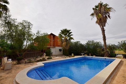 Landhuis met grote tuin en zwembad nabij Dolores. Groot landhuis op een perceel van 15.000 m2 nabij Dolores. Dit huis met twee verdiepingen heeft een tuin rondom het huis met een groot zwembad en een buitenbarbecue, evenals een magazijn-werkplaats en...