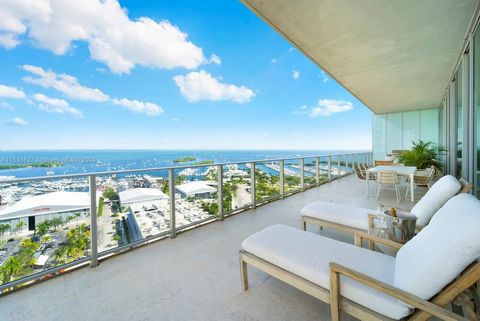 Ubicado en el corazón de Coconut Grove en el muy buscado condominio Grove at Grand Bay, esta unidad de 4-BD, 3.5-BA ofrece infinitas vistas al agua y una experiencia de vida única para los compradores más exigentes. Abarcando 4,933 pies cuadrados con...