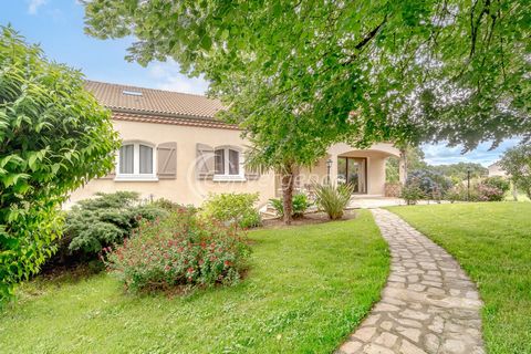 Aixe sur Vienne, huis van 197 m2 met gelijkvloerse toegang en genietend van een vrij uitzicht. Het omheinde en aangelegde park van 2700 m2 heeft een zoutzwembad van 5x10m en een poolhouse. U heeft op de begane grond een grote entree, een lichte woonk...