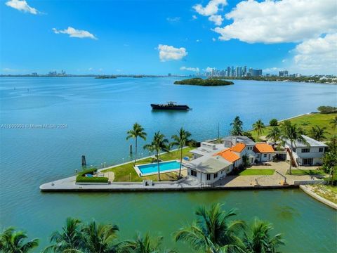 Dieses selten gesehene erstaunliche Anwesen am Wasser, das an einem Punkt liegt, der beeindruckend von etwa 350 Fuß Wasser an der Biscayne Bay umgeben ist, wartet nur darauf, ein 