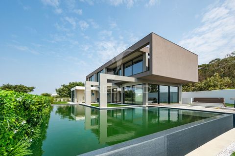 Villa met luxe afwerking, fitnessruimte, vloerverwarming, airconditioning, panoramische ramen, privétuin en zwembad in Porto Covo, in de gemeente Sines aan de kust van Alentejo Deze exclusieve villa met uitstekende blootstelling aan de zon, biedt een...