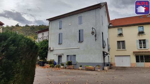 EIN HAUS MIT ZWEI EINHEITEN! Sehr gut gelegen zwischen Foix und Tarascon-sur-Ariège, in der Nähe von Schulen, Geschäften und Arztpraxen. Großes Stadthaus, aufgeteilt in zwei Unterkünfte. Das Haupthaus verfügt im ersten und zweiten Stock über fünf Sch...