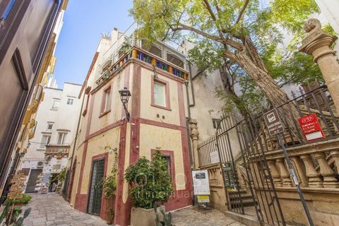 Im Herzen des historischen Zentrums von Gallipoli, nur wenige Schritte von der wunderschönen Kathedrale entfernt, freuen wir uns, Ihnen ein typisches Salento-Haus auf drei Ebenen mit offenen Räumen und Meerblick von den Terrassen zu präsentieren. Dur...