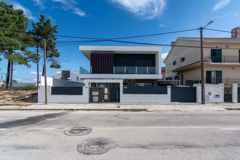 Villa de 4 chambres avec piscine, jardin et espace barbecue. Superbe villa de 4 chambres, située à seulement 9 minutes des plages de Fonte da Telha, cette propriété est une véritable escapade de luxe. Avec un design moderne et des finitions de haute ...