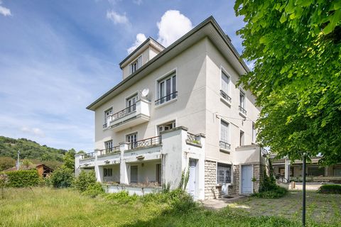 En exclusivité, découvrez cette maison de style Art Déco des années 50, située dans la charmante commune de Chatte. Avec 370 m2 habitables sur une parcelle de 5249 m2, cette propriété offre un énorme potentiel pour la création de plusieurs logements....