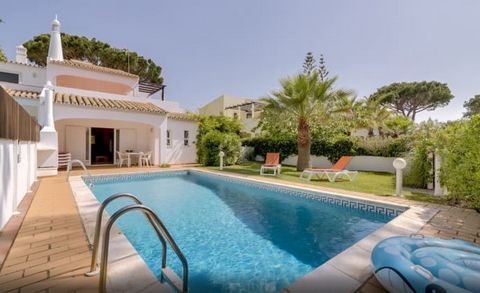 Das Haus in Vilamoura verfügt über 3 Schlafzimmer und bietet Platz für 7 Person(en) (max. 6 Erwachsene). Schöne und geräumige Unterkunft mit Blick auf den Garten. Es befindet sich 600 m vom Supermarkt 