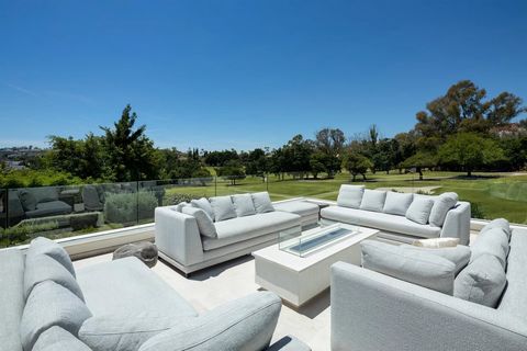 Offrendo la perfetta combinazione di design contemporaneo e comfort di alta gamma, questa eccezionale villa a Nueva Andalucía è la massima espressione del lusso a Marbella. In posizione ideale sulla prima linea del campo da golf, la proprietà offre v...