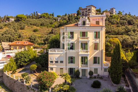 Jugendstilvilla mit Meerblick zum Verkauf in Bordighera (IM) Die Ende des 19. Jahrhunderts erbaute Villa Alexandra liegt in einer der prestigeträchtigsten Gegenden von Bordighera, nur wenige Schritte von der historischen Via Romana und nicht weit vom...