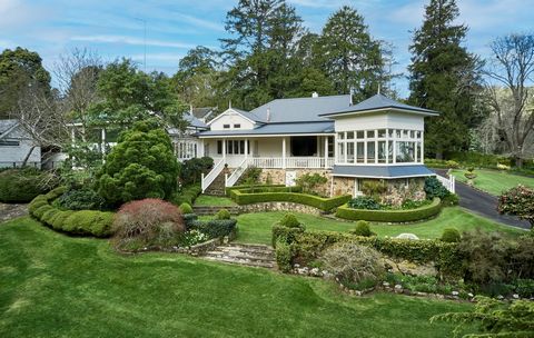 Inspektion nach privatem Termin zur angegebenen Zeit. Diese denkmalgeschützte indische Kolonialresidenz aus dem Jahr 1886, die als eines der besten Anwesen von Mount Macedon anerkannt ist, wurde luxuriös restauriert und befindet sich inmitten eines 4...