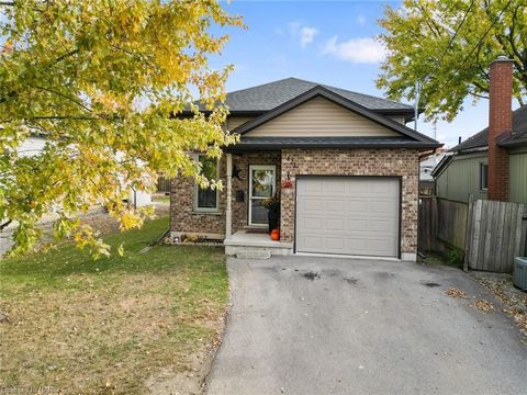 Dieser familienfertige, hochgezogene Bungalow in der 423 Deere St, Welland, hat alles. Das 1000 m² große Erdgeschoss verfügt über ein Konzept-Wohn- / Esszimmer, eine große Essküche mit Terrassentüren, die zu einer großen erhöhten Terrasse führen. Ein...