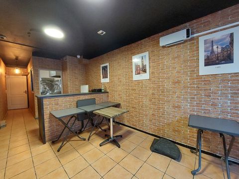 En Exclusivité, DROIT AU BAIL à céder Chambéry centre, à 200 m de la Gare. Bail commercial tous commerces. Possibilité restauration (extraction en place et aux normes). Surface : 38 m² + terrasse de 20 m² + cave de 5 m² en sous-sol. Loyer mensuel : 5...