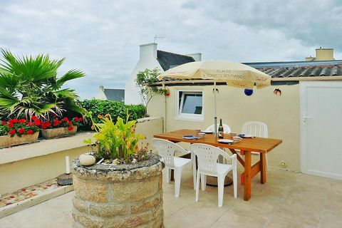 Antigua casa de pescadores con vista al mar, terraza al frente y pequeño césped en una zona tranquila sobre la playa de Plouhinec. En pocos minutos puede llegar al pintoresco puerto de Audierne con sus restaurantes de especialidades. Todos los sábado...