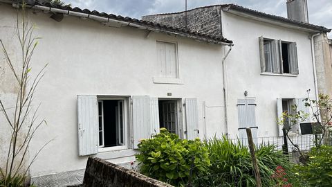 CENTRE BOURG DE COULON MAISON EN PIERRE A RENOVER comprenant : Une entrée desservant une cuisine, un salon salle à manger avec cheminée et une salle de bain avec wc... A l'étage : Palier, deux chambres et un grenier aménageable... L'extérieur est com...