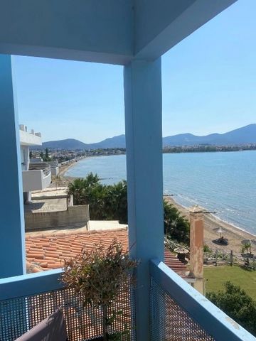 Seafront apartment for sale in Chalkida, Evia. Two-storey apartment of 82 sq.m., consisting of a living room combined with a kitchen, two bedrooms, a bathroom and a shower. There is a swimming pool on the territory of the residential complex. From th...