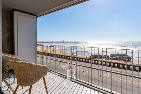 A 3-bedroom duplex apartment with sea views, in an excellent location on the first line in Foz. With high-quality finishes, one of the bedrooms is en suite and the apartment has excellent sun exposure. It has 1 parking space and a storage room. The b...