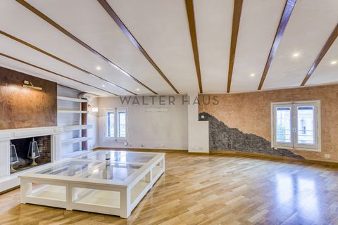 Singular ático de 264 m2 en una preciosa finca esquinera con ascensor a tres calles de Paseo de Gracia y Plaza Catalunya. La vivienda es la unión de dos pisos que podrían volver a segregarse. Todo exterior y muy silencioso. Se distribuye en un gran s...