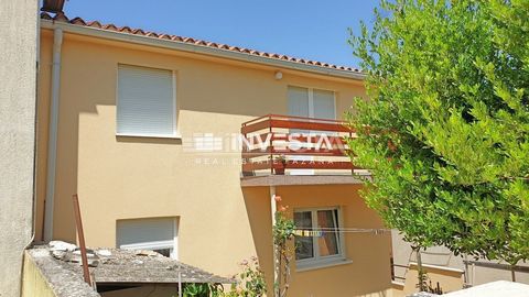 Location: Istarska županija, Pula, Vidikovac. Vendesi casa a Pula, Vidikovac Superficie abitabile di 100 m² con un giardino di 50 m². La casa si trova in una zona tranquilla del quartiere, ma comunque non lontana da tutti i servizi necessari per una ...