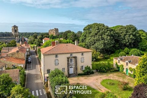 Située sur la commune de Talmont-Saint-Hilaire, cette propriété nichée dans le haut de la ville offre plus de 480m2 de surface habitable sur une parcelle de presque 9000m2. Une opportunité rare dans le coeur de ville, cette propriété aux multiples fa...