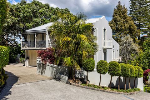 In perfekter Ruhe und Frieden an einer privaten Einfahrt gelegen, ist dieses architektonisch gestaltete Haus von Malcolm Brown ein Statement für stilvolles, kompromissloses, europäisch inspiriertes Wohnen. Solide Betonkonstruktion im Paddington-Stil,...