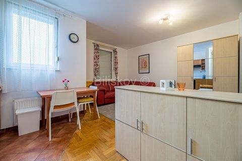 www.biliskov.com ID 14690 Zagreb, Maksimir Ein-Zimmer-Wohnung mit 29,08 m² im 5. Stock eines Gebäudes aus dem Jahr 2007. Die Wohnung besteht aus einer Küche, einem Badezimmer, einem Flur, einem Wohnzimmer und einem Abstellraum im Keller. Das Gebäude ...