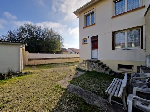 CAPI France - Mathilde CERAN ... vous propose : Charmante maison d'environ 63 m² à Sermaize-les-Bains, dans un secteur calme et proche des écoles et commodité. Elle offre une entrée avec placard, 2 chambres, 1 bureau, une salle de bain, un WC individ...