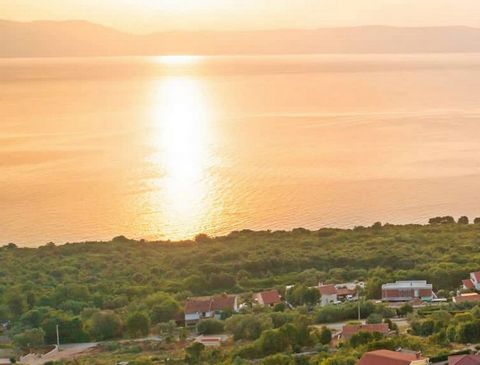 Location: Istarska županija, Labin, Rabac. ISTRIEN, RABAC - Grundstück mit Baugenehmigung, 300 m vom Meer entfernt An der südöstlichen Küste Istriens, wo grüne Hügel auf das Meer treffen, wo Natur und Erbe zusammenkommen, gibt es zwei Städte ähnliche...