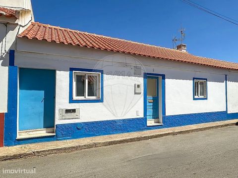 Wir präsentieren diese komplett renovierte Villa ganz in der Nähe des fantastischen Strandes von Odeceixe an der Costa Vicentina. Mit einer Traumlage, weniger als 10 Minuten vom Strand entfernt, der als eines der 7 Wunder Portugals gilt, ist diese Vi...