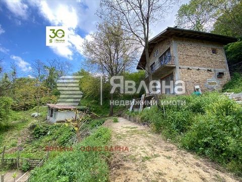 Zweistöckiges Haus zum Verkauf in der Gegend von Priboy, Sofia. Varna ist nur wenige Meter von einem der beliebtesten und saubersten Strände der Gegend entfernt. Die bebaute Fläche des Grundstücks beträgt 70 qm. bestehend aus einem Wohnzimmer mit Küc...