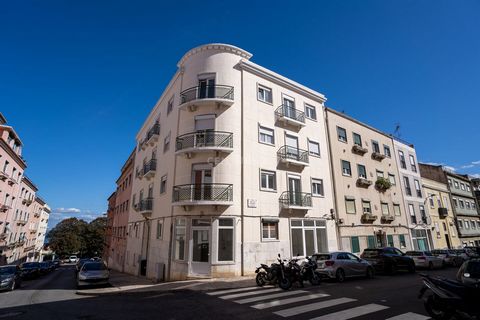 We present this incredible building in the parish of Penha de França, completely refurbished and with equipped kitchens, ready to offer comfort and modernity. The building has 11 fractions, two of which are commercial, ideal for various types of busi...