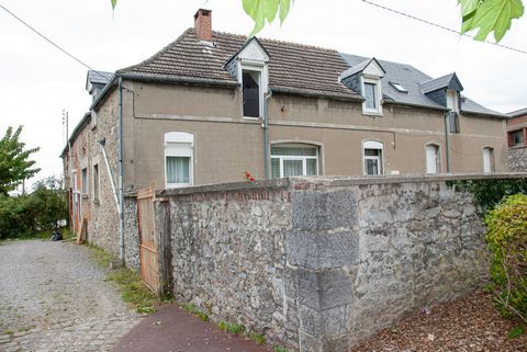 Halfvrijstaand huis, bestaande uit op de begane grond: entree, hal, keuken met eethoek, woonkamer, slaapkamer (14m2), toilet - Boven: overloop: 2 slaapkamers, waarvan één met een kleedkamer, in te richten zolder (50m2), kelders, schuur, betonnen binn...