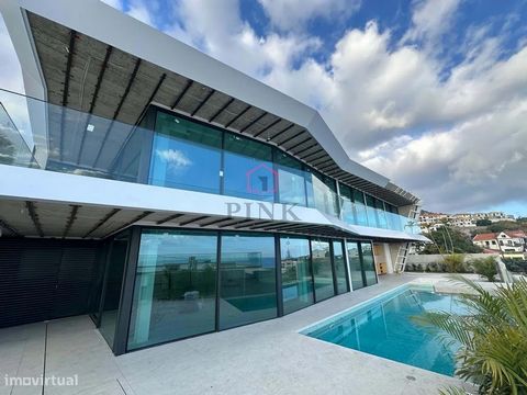 Luxe villa, ontworpen door de beroemde architect António Fernandez, is gelegen in een van de meest prestigieuze wijken van Funchal, op slechts drie minuten van het stadscentrum. Met een eigentijds en minimalistisch ontwerp biedt het pand een perfecte...