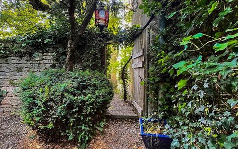 Discover this exceptional apartment of about 350 m² with an indoor pool in Besançon. Nestled in a peaceful neighborhood between Temis and the Montboucons, this prestigious property combines historical charm with modern comfort. In addition to its lux...