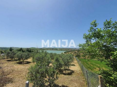 Ein Grundstück mit einem Haus darauf (90 Quadratmeter) in Maminas, Albanien. Sie können das Haus rekonstruieren oder sogar ein zweites Haus auf demselben Grundstück bauen. nur wenige Gehminuten von einem See und in wenigen Minuten vom Strand von Durr...