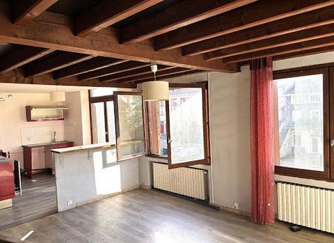 St ETIENNE, Centre ville, rue Marengo. Appartement F5 en duplex à rafraichir. Ancien atelier de passementier, exposé Ouest. Pièce à vivre avec cuisine équipée, WC, au dessus, 3 chambres dont une avec mezzanine, salle de bains.WC. Chauffage central ga...