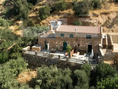 Diese spektakuläre Steinvilla zum Verkauf in Chania befindet sich im erhöhten malerischen Dorf Amygdalokefali. Die Villa besteht aus 3 Räumen mit einer Gesamtfläche von 209,8 m2 auf einem 870,3 m2 großen Grundstück. Es gibt 3 Schlafzimmer und 3 Badez...