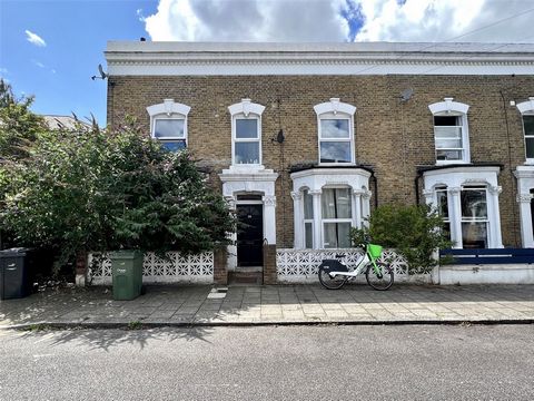 Onberispelijk huis met 4 slaapkamers gelegen op de begane grond. Dit huis met hoge plafonds biedt een eigen tuin, een ruime woonkamer met veel daglicht, een aparte woonkeuken, een moderne badkamer, twee toiletten en goed geproportioneerde slaapkamers...