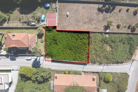 Terreno com projeto aprovado para construção de moradia Térrea em Grijó Está à procura do local perfeito para construir a moradia dos seus sonhos? Apresentamos este terreno situado numa localização residencial de moradias, a apenas 3 minutos da A1, i...