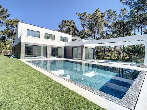 The Condominium of Herdade de Aroeira is only 25km from the center of Lisbon and only 600 meters from the beach, this Condominium being the largest residential and golf complex of Greater Lisbon. With 350 hectares, thousands of pine trees and several...