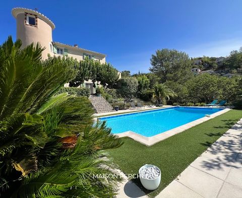 À la croisée des gorges du Verdon et du golfe de Saint-Tropez, cette belle Bastide du 19ème a été édifiée sur une parcelle arborée de 1800m2 et déploie une surface au sol de 320m2. Un charmant escalier en pierre agrémenté d'un lavoir ancien mène à l'...