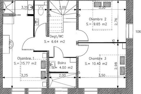 Gîte met eigen ingang, vlakbij het huis van de eigenaren. Begane grond: complete woonkamer met ingerichte keuken, eethoek, salon en toilet. Boven: badkamer (grote douche van 1,4 m) en apart toilet, drie slaapkamers, waarvan twee met 2 eenpersoonsbedd...