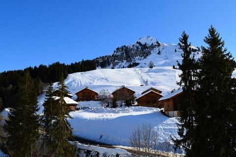 De residentie FLORIMONTAGNES A ligt op 300 meter van de pistes en op 300 meter van het centrum en de winkels. Dit vakantieappartement op de begane grond bestaat uit een woonkamer met een slaapbank voor twee personen en televisie, een keuken met vaatw...