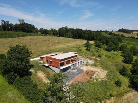 Eigentijds af te werken huis in de buurt van Eauze Het RT2012 huis afgesloten van water/uit lucht die is als volgt samengesteld: Op de begane grond; Twee grote kamers met toegang tot een dubbele garage/werkplaats Boven; Twee grote kamers, waarvan één...