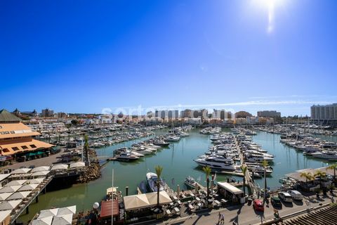 Luxuriöse Maisonette-Wohnung mit 2 Schlafzimmern und atemberaubendem Blick auf den Yachthafen, gelegen in einer exklusiven Wohnanlage mit privater Terrasse. Diese Immobilie besteht aus einem glanzvollen Wohnzimmer, einer Küche, zwei Schlafzimmern, vo...