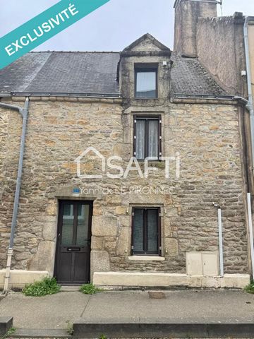 Située à Questembert (56230), cette charmante maison bénéficie d'un emplacement idéal en plein cœur de la ville, à proximité immédiate des écoles, du lycée, du collège et d'une crèche. L'exposition Est-Ouest apporte une belle luminosité, comprenant u...