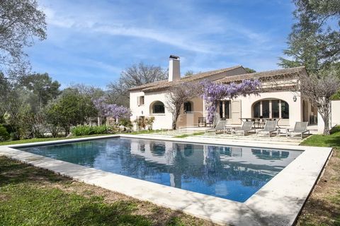 Situated within a small, private and secure estate in Mouans Sartoux (bordering Mougins), this beautiful Provençal villa boasts 234m2 of living space, accompanied by a magnificent landscaped garden of 4000 m2 with a swimming pool, a summer kitchen, a...