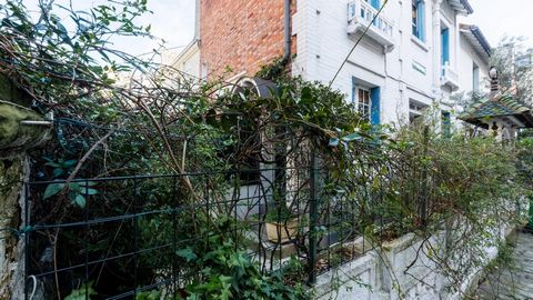 Idéalement située au sein d'une très jolie impasse préservée bordant l'avenue Junot. Cette charmante maison des années 30 au style balnéaire, sur quatre niveaux, d'une superficie de 113,20m² bénéficie d'un jardinet et d'une terrasse. Lumineuse, avec ...